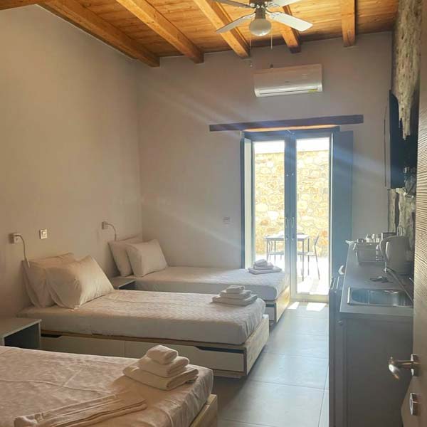mykonos-bnb-triklino